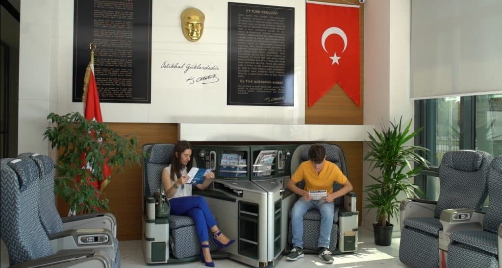 Uçak koltuklarıyla döşenmiş danışma alanı
