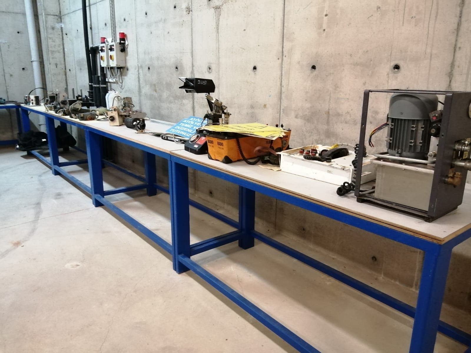 Uzun çalışma tezgâhında elektrik ve elektronik eğitim setleri